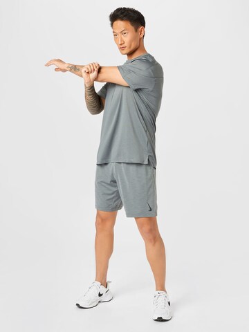 NIKE Regular Sportshorts in Grau