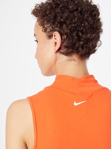 Top di Nike Sportswear in arancione