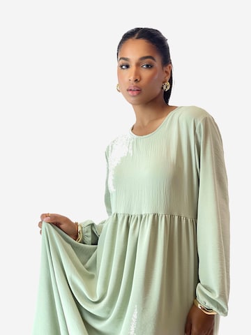 Elara Abaya in Grün