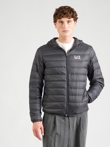 Geacă de iarnă de la EA7 Emporio Armani pe gri: față