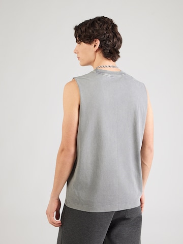 Abercrombie & Fitch - Camiseta 'DEC4 PERFORMANCE' en gris