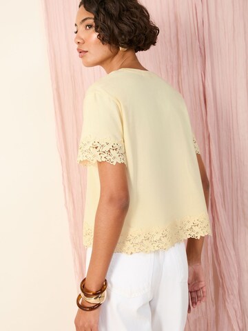 Friends Like These Shirt in Geel