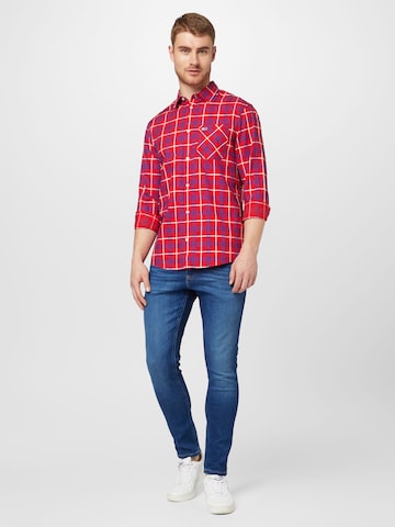 Tommy Jeans جينز مضبوط قميص بلون أحمر