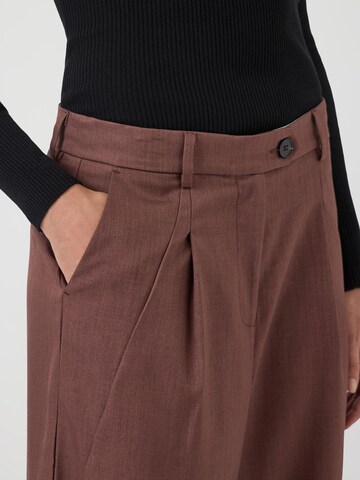Wide leg Pantaloni con pieghe 'PORTO ' di YAS in rosso
