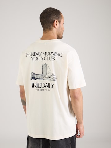 Iriedaily - Camiseta 'Monday Yoga' en blanco: frente