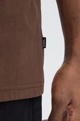 Tricou 'SDWITTLE' de la !Solid pe maro