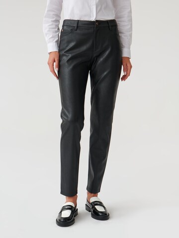 TATUUM Slimfit Broek in Zwart: voorkant