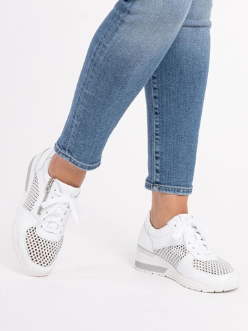 VITAFORM Sneakers in White: front