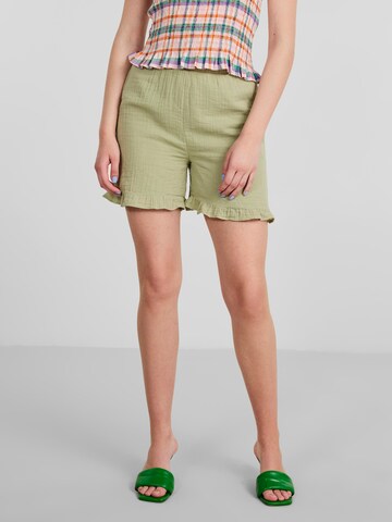 PIECES Regular Shorts 'Lelou' in Grün