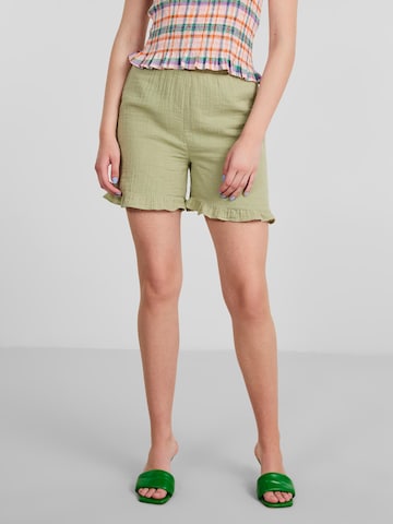 PIECES Regular Shorts 'Lelou' in Grün