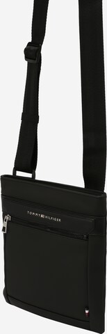 TOMMY HILFIGER Umhängetasche in Schwarz