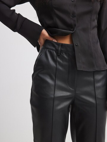 NA-KD Regular Hose in Schwarz