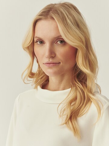 TATUUM - Blusa em branco