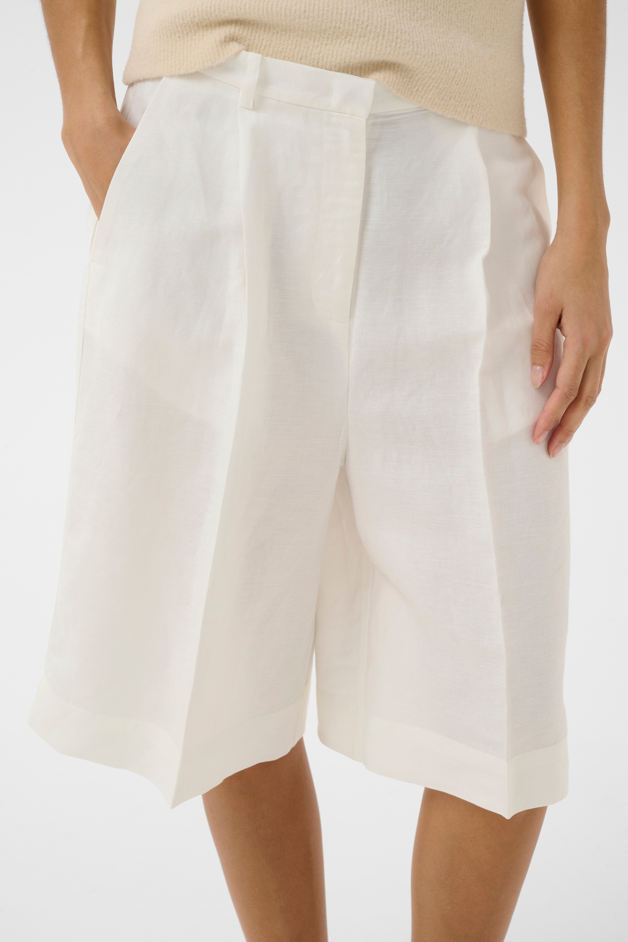 Regular Pantalon à plis 'SLRagna Malika' SOAKED IN LUXURY en blanc