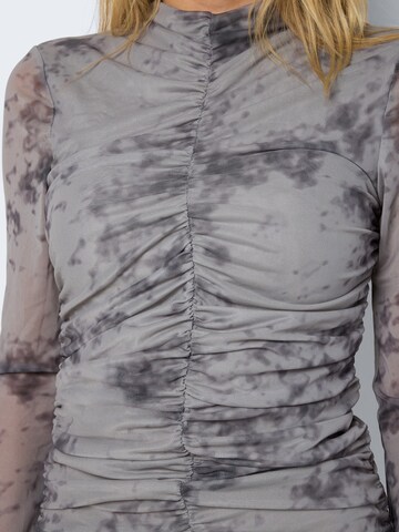 Robe 'NMIGGY' Noisy may en gris
