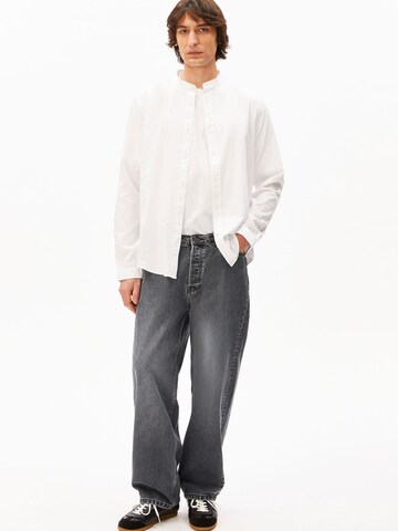 balta ARMEDANGELS Standartinis modelis Marškiniai 'Tomaasas'