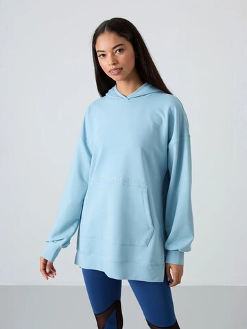 Tommy Life Sweatshirt in Blue: front