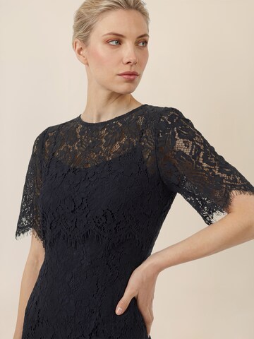 APART Kleid in Blau