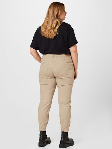 Vero Moda Curveregular Chino hlače 'HOT SEVEN' - smeđa boja
