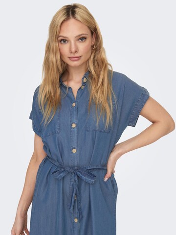 ONLY - Vestidos camiseiros 'Pema' em azul