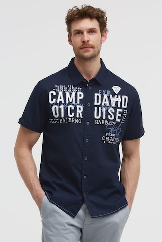 CAMP DAVID Regular Fit Leichtes Kurzarmhemd mit Logo Artwork in Blau: Vorderseite