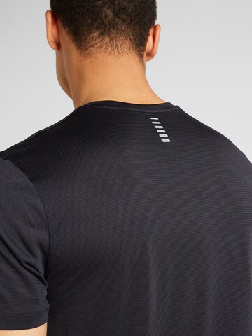 UNDER ARMOUR - Camiseta funcional 'STREAKER' en negro