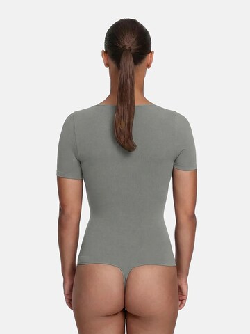 cfab - Body moldeador 'T-Shirt Bodysuit Sculpting Shapewear mit String' en gris
