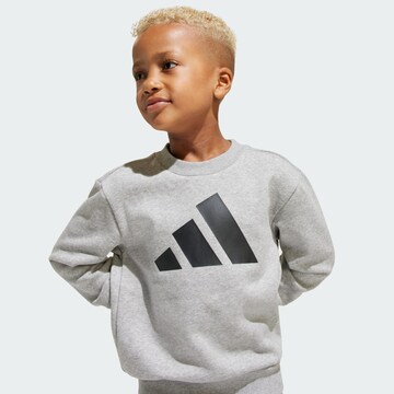 ADIDAS SPORTSWEAR Tepláková souprava 'Essentials' – šedá