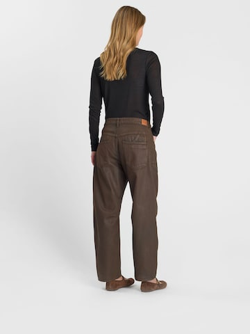 Le Temps Des Cerises Loosefit Jeans in Bruin: terug