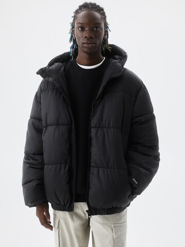 Pull&Bear Winter jacket in Black: front