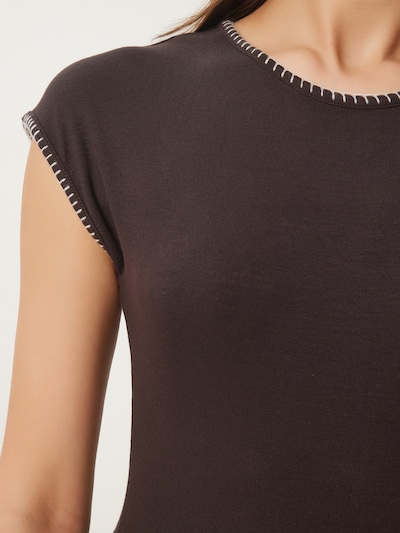 Happiness İstanbul T-shirt en brun foncé, Vue avec produit