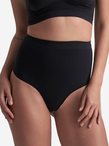Slip scultant 'Soft Touch Seamless Mid Waist Thong' Bye Bra en noir : devant