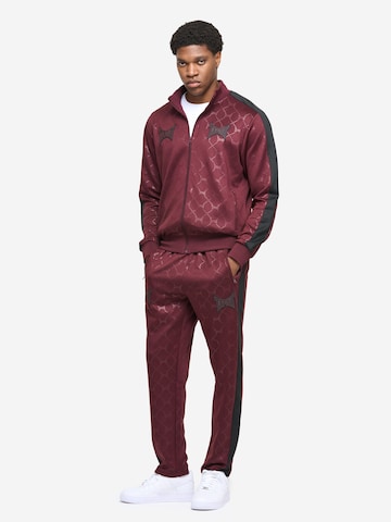 Tapout Treenipuku 'Punkass Track' värissä punainen