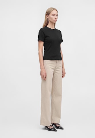 Tricou 'Feather' de la IVY OAK pe negru