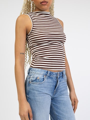 BROKE + SCHÖN Top 'Gestreiftes Top mit U-Boot Ausschnitt' in Brown