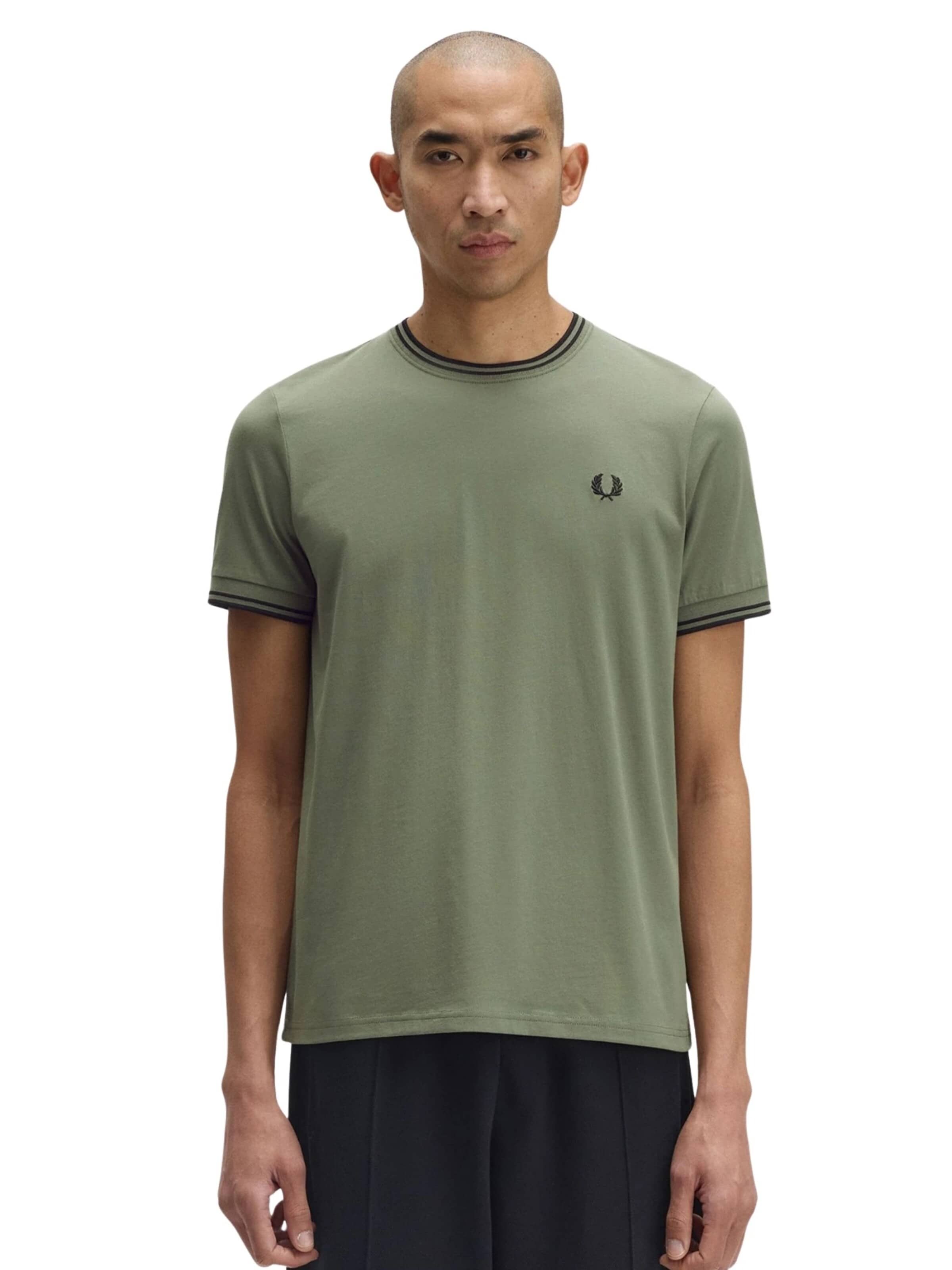 Fred Perry - Camiseta 'Camiseta fred perry verde z50 contrast ribeted tee' en verde