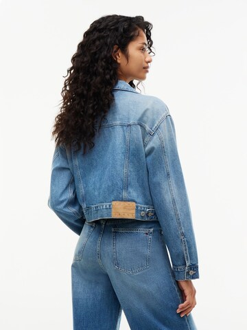 Geacă de primăvară-toamnă de la Tommy Jeans pe albastru