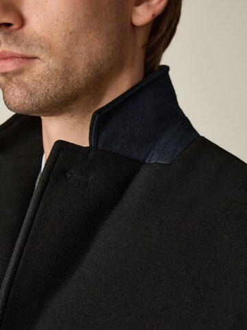 Next Mantel 'Epsom' in Schwarz