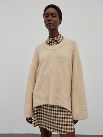 EDITED Sweater 'Haisley' in Beige: front