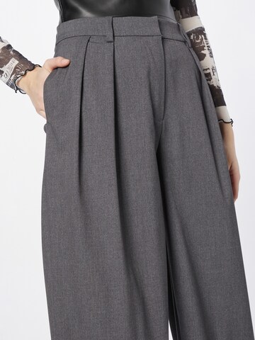 WEEKDAY Wide leg Pleat-Front Pants 'Hazel' in Grey