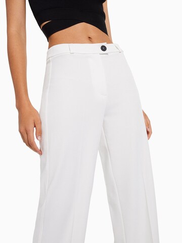 Wide leg Pantaloni cu dungă de la Bershka pe alb