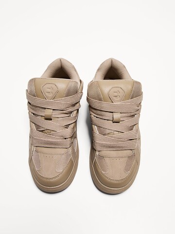 Bershka Låg sneaker i beige