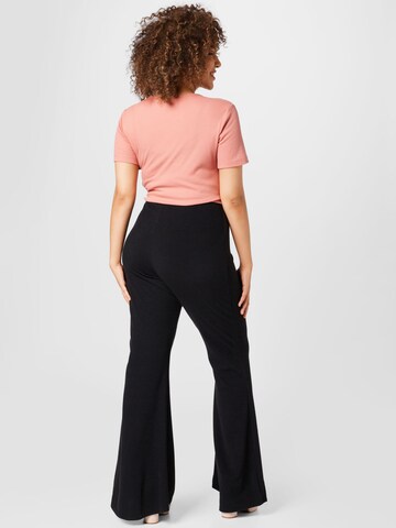 Nasty Gal Plus - Acampanado Pantalón en negro