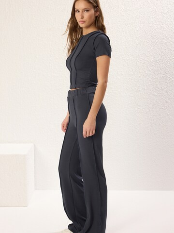 Trendyol Брючный костюм в Серый: спереди