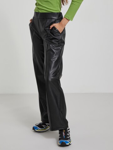 PIECES - Perna larga Calças 'Kornelia' em preto: frente