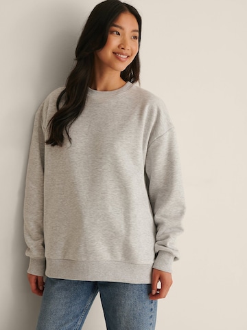 Pull-over NA-KD en gris : devant