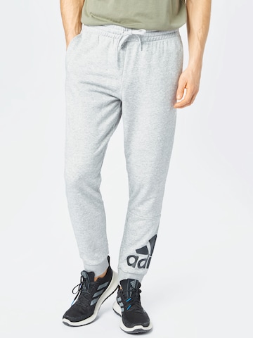 Tapered Pantaloni sportivi 'Essentials French Terry Tapered Cuff Logo' di ADIDAS SPORTSWEAR in grigio: frontale