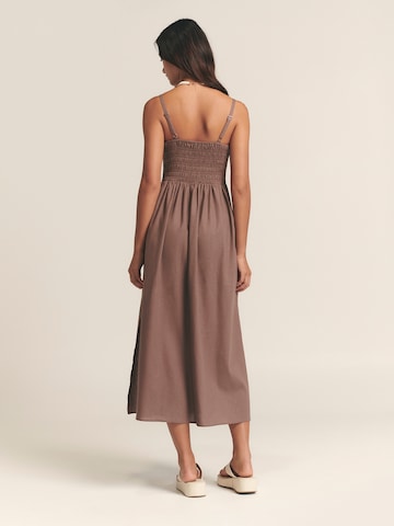 St MRLO Kleid 'Lanah' in Braun: Rückseite