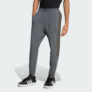 Coupe slim Pantalon de sport 'House Of Tiro' ADIDAS SPORTSWEAR en gris : devant