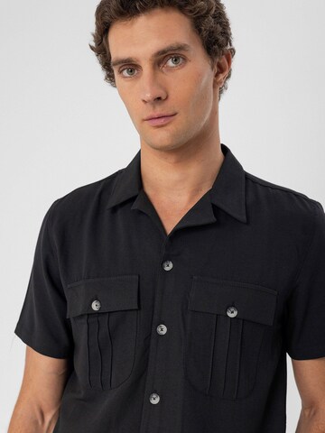 Antioch - Ajuste regular Camisa en negro